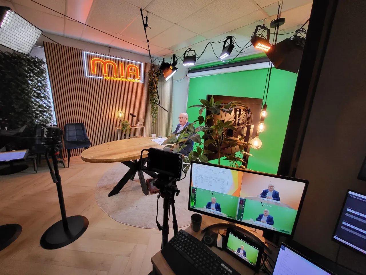Opnamesetting in de studio in Krommenie, met camera’s, tafel en greenscreen